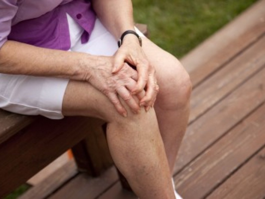 Woman experiencing knee pain.